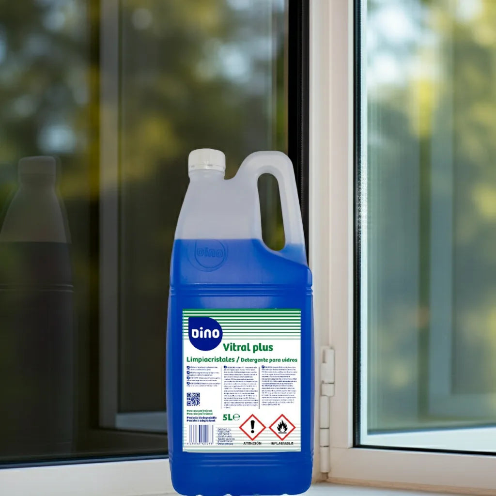 Garrafão de detergente para vidros 5 L Dino Vitral Plus no parapeito de uma janela