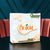 Pack de guardanapos Acácia 40x40 ponto por ponto sobre uma mesa escura, com cadeira vermelha ao fundo
