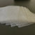 Folhas de plástico bolha de ar empilhadas sobre uma mesa escura