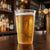 Copo Imperial Descartável 250ml com cerveja no balcão de bar — RAS Embalagens