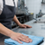 Pano Microfibras Multiusos Dutex em uso numa cozinha profissional — RAS Embalagens