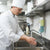 Cozinheiro a higienizar as mãos em cozinha profissional — RAS Embalagens