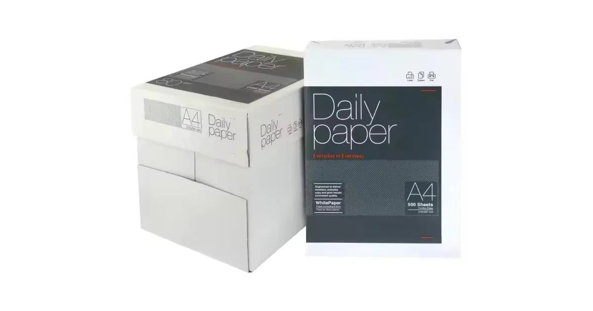 Caixa e resma de papel de fotocópia A4 75 g Daily Paper sobre fundo branco