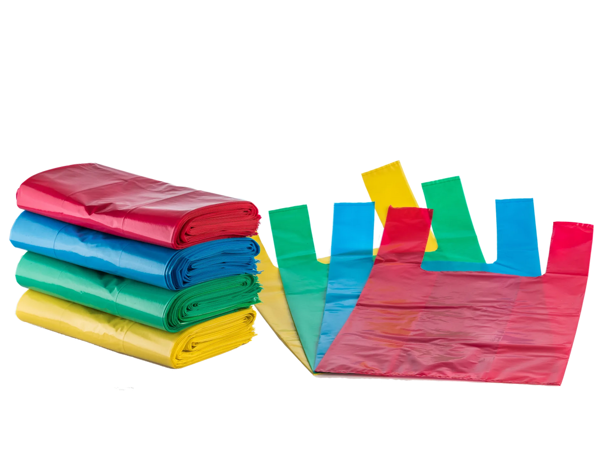 Sacos de alça 100% reciclados em vermelho, azul, verde e amarelo, dobrados e abertos
