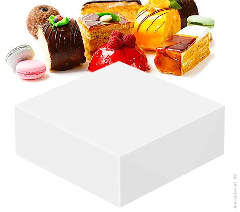 Caixa de cartão branca para pastelaria, com bolos e macarons por trás