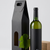 Caixa de cartão preta para garrafa de vinho com janela frontal e garrafa de vinho ao lado, embalagem premium para oferta e transporte de garrafas.