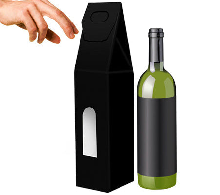 Caixa de cartão preta com janela para garrafa de vinho colocada ao lado de uma garrafa, embalagem elegante para oferta e transporte.