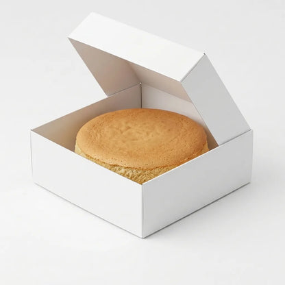 Caixa de cartão para pastelaria aberta com um bolo no interior