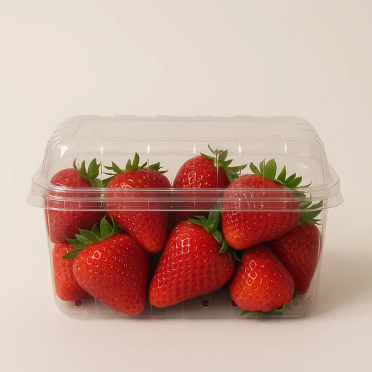 Caixa de plástico para fruta com tampa, cheia de morangos