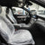 Capas brancas em plástico PEBD colocadas nos bancos da frente de um automóvel