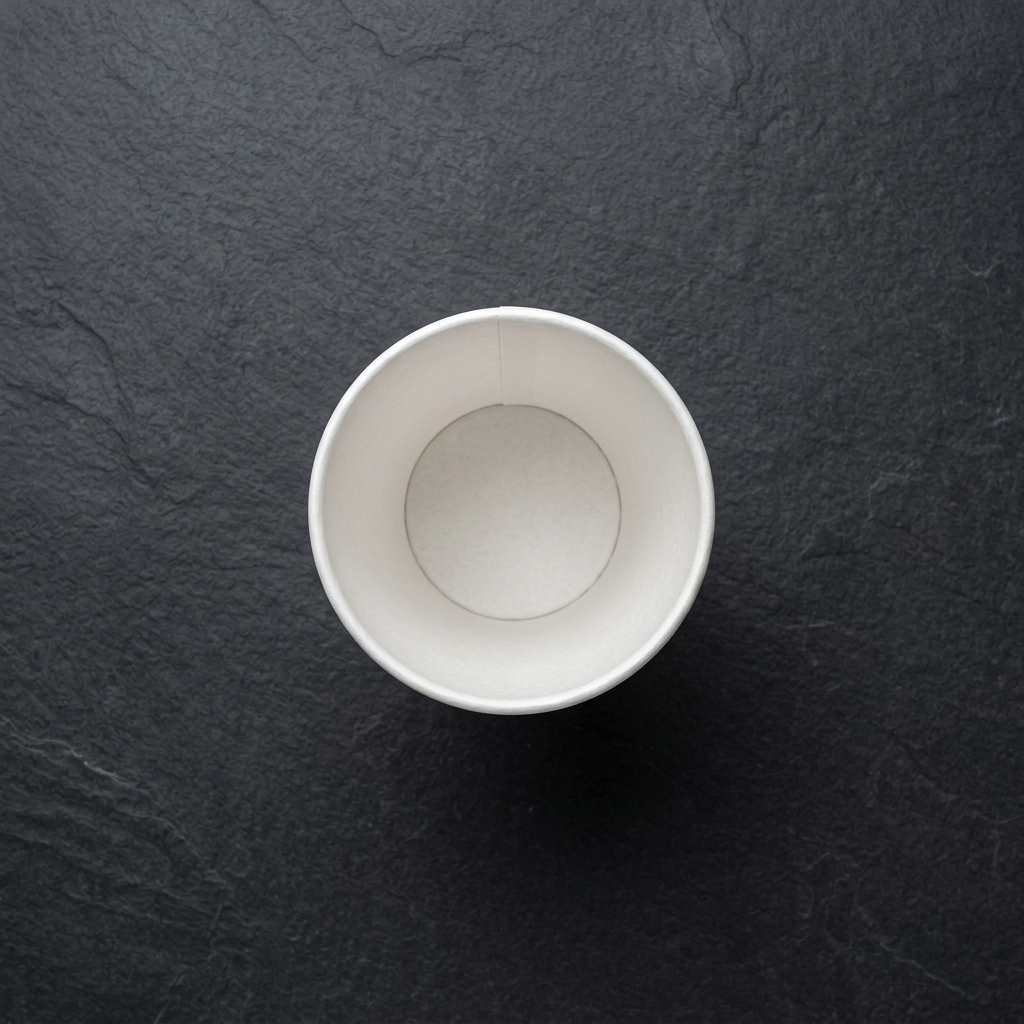 Copo de café de papel de 90ml sobre fundo escuro