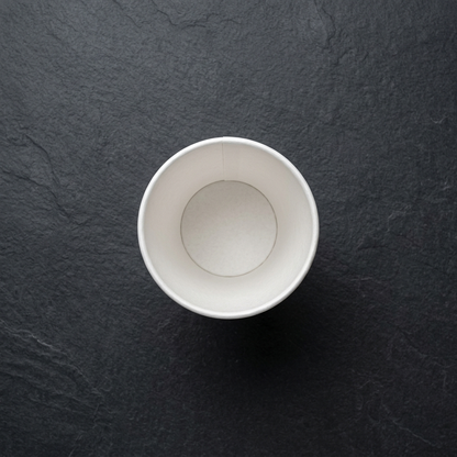Copo de café de papel de 90ml sobre fundo escuro