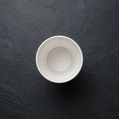 Copo de café de papel de 90ml sobre fundo escuro