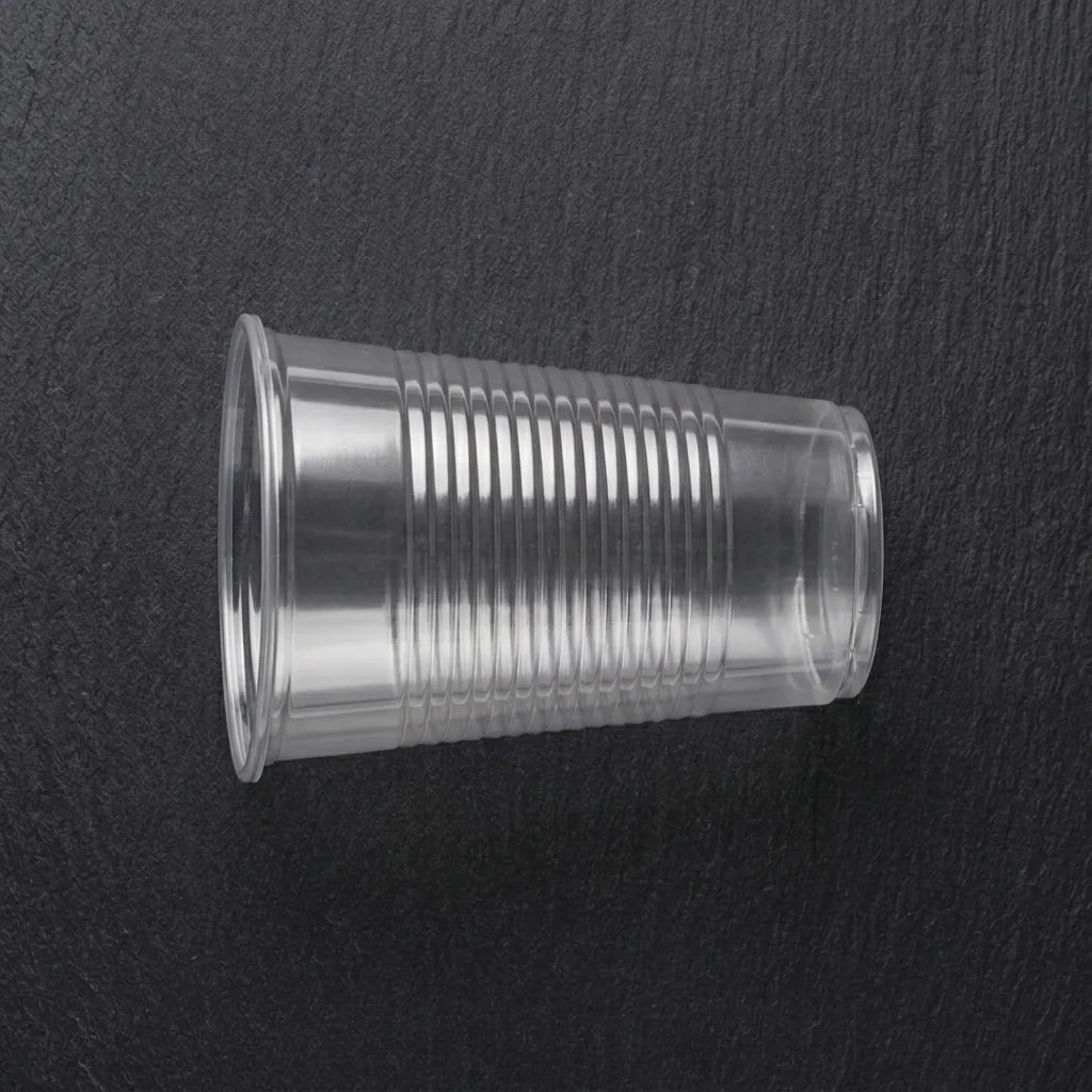 Copo incolor de plástico de 220ml sobre fundo escuro
