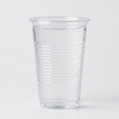 Copo incolor de plástico de 220ml vazio em fundo claro