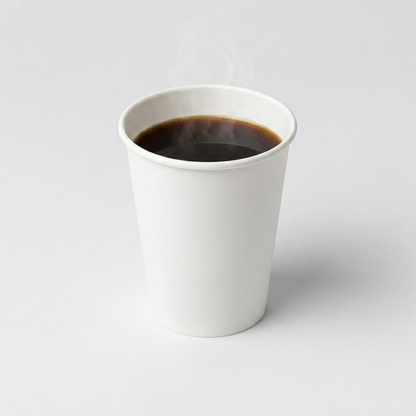 Copo de papel branco de 200ml com café em fundo claro