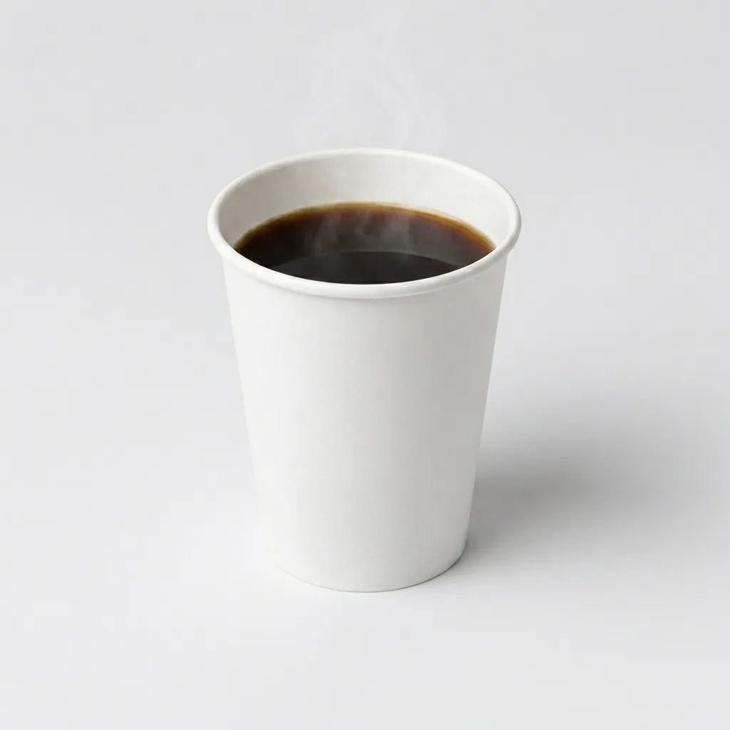 Copo de papel branco de 200ml com café em fundo claro