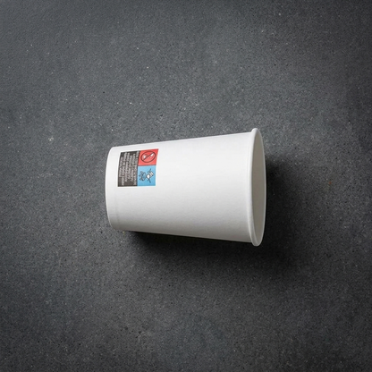 Copo de papel de 240ml sobre fundo escuro