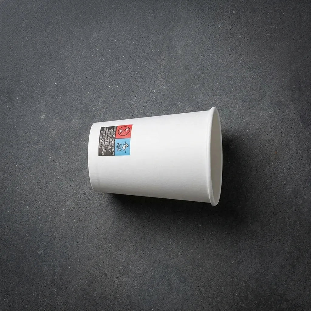 Copo de papel de 240ml sobre fundo escuro