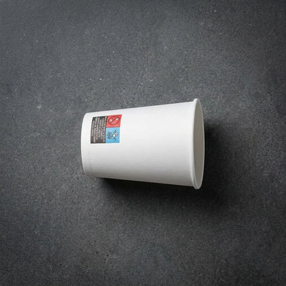 Copo de papel de 240ml sobre fundo escuro