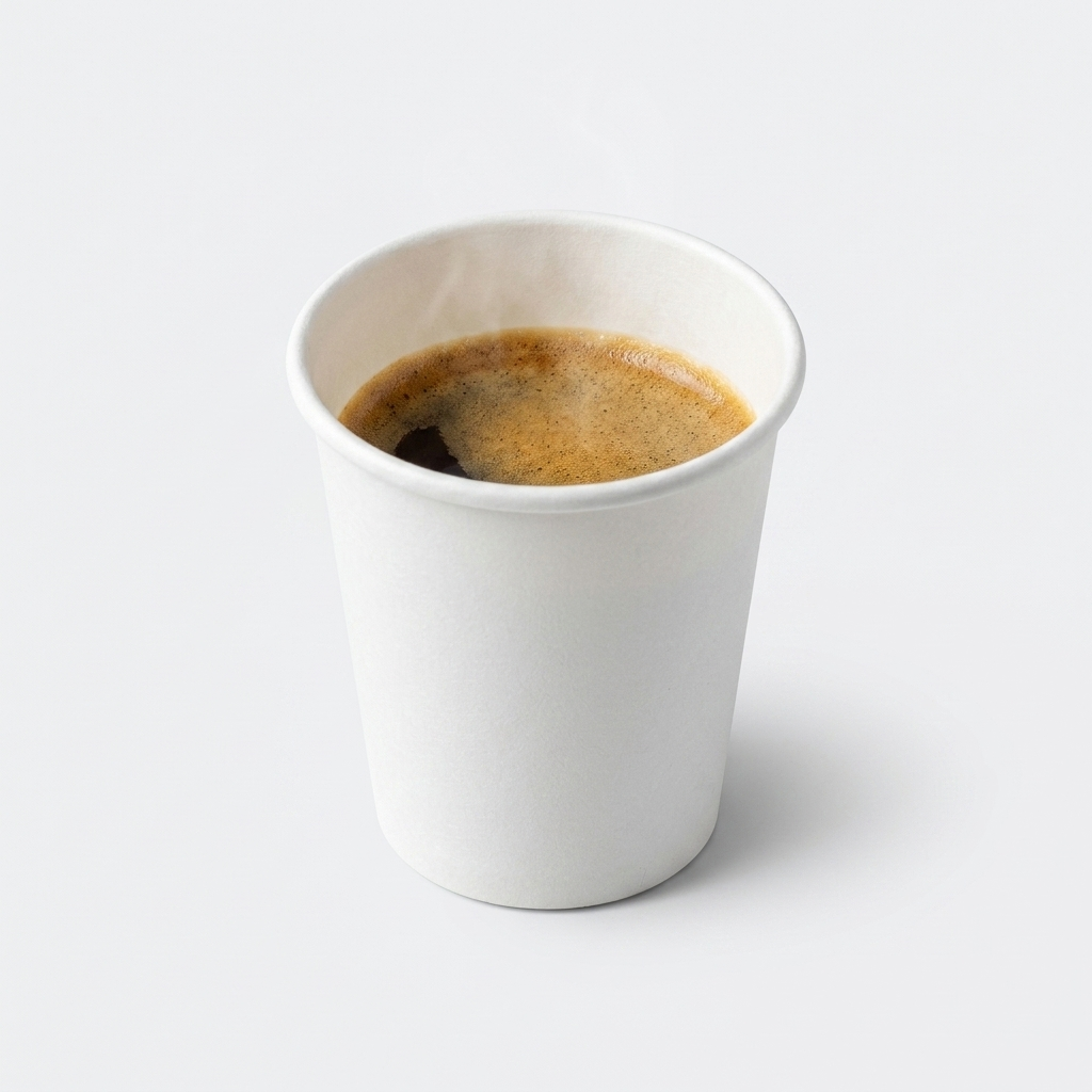Copo de papel de 120ml com café expresso em fundo branco