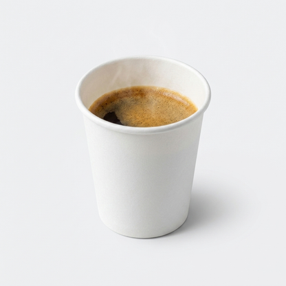 Copo de papel de 120ml com café expresso em fundo branco