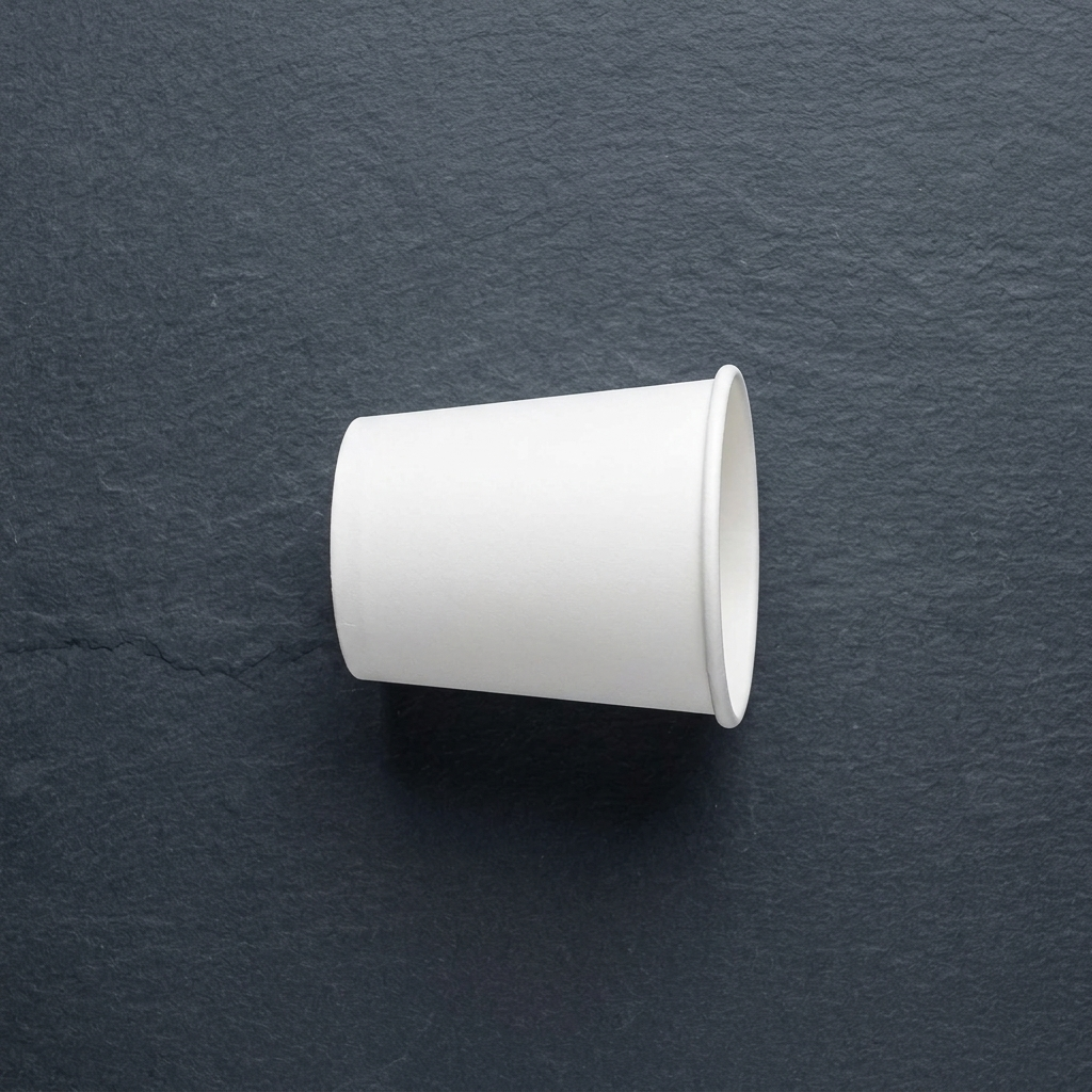 Copo de papel para café de 120ml sobre fundo escuro