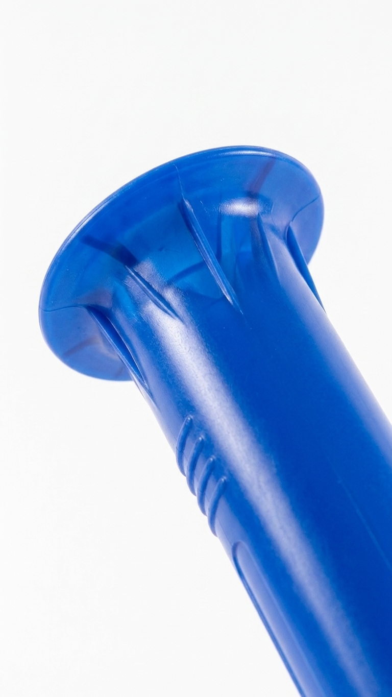 Detalhe da pega azul do desenrolador manual de filme coreless — RAS Embalagens