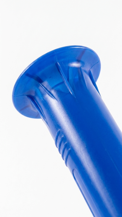 Detalhe da pega azul do desenrolador manual de filme coreless — RAS Embalagens