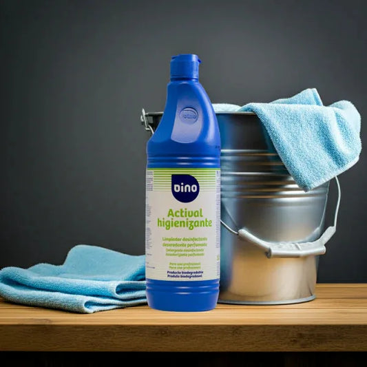 Frasco de detergente higienizante Actival 1 L Dino junto a um balde e panos azuis