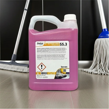 Garrafão de detergente multiusos floral 5 L Dutex S5.3 no chão, junto a esfregonas