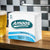 Pack de 100 guardanapos Amoos Resistant 33x33 de folha simples num balcão de bar, ao lado de um copo de cerveja
