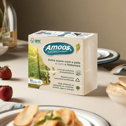 Pack de guardanapos Amoos Naturally Soft 33x33 numa mesa com morangos e prato de comida