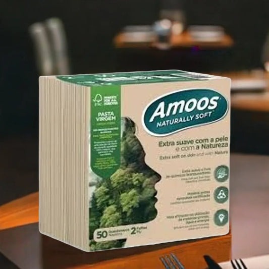 Embalagem de guardanapos Amoos Naturally Soft 40x40 pousada numa mesa de restaurante
