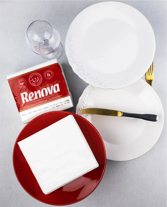 Guardanapos brancos Art de La Table com pacote Renova e pratos, vistos de cima