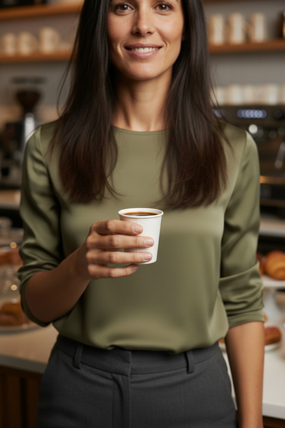 Mulher numa pausa de café a segurar um copo de papel de 120ml com café