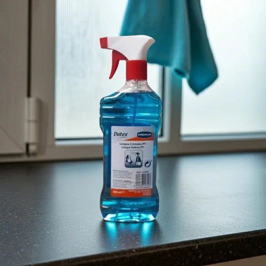 Limpa vidros Dutex 500 ml com pulverizador numa bancada junto à janela