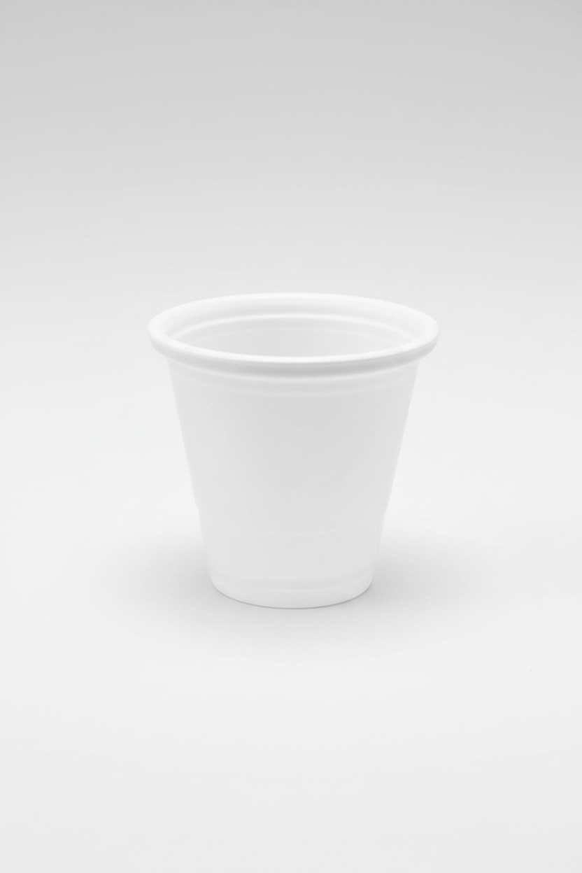 Copo de café de plástico de 80ml para expresso em fundo claro — RAS Embalagens