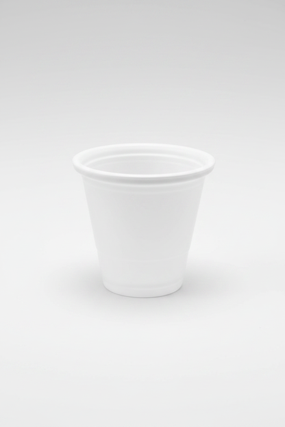 Copo de café de plástico de 80ml para expresso em fundo claro — RAS Embalagens
