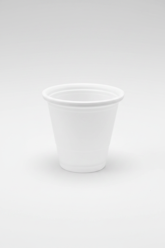 Copo de café de plástico de 80ml para expresso em fundo claro — RAS Embalagens