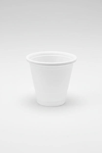Copo de café de plástico de 80ml para expresso em fundo claro — RAS Embalagens