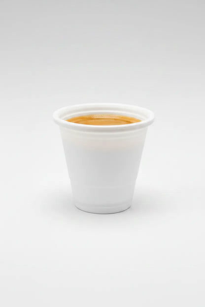 Copo de café de plástico de 80ml com expresso em fundo claro