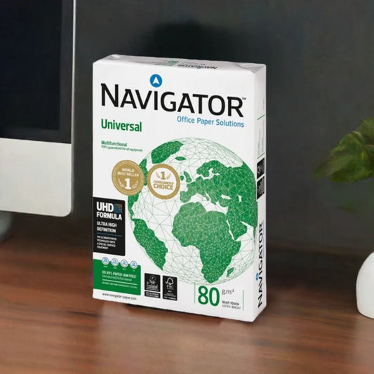 Resma de papel de fotocópia Navigator Universal A4 80 g numa secretária