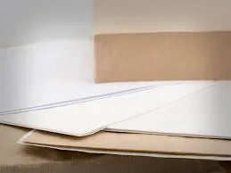 Folhas de papel multicozeduras branco e kraft empilhadas — RAS Embalagens