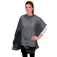Mulher com penteador descartável de plástico preto, vista de frente