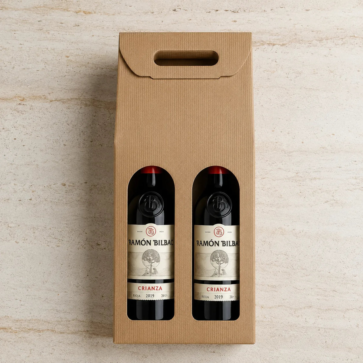 Caixa Kraft para 2 Garrafas apresentada como oferta com fita natural — RAS Embalagens