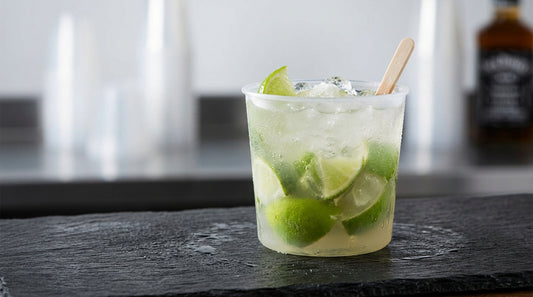 Copo Caipirinha PP 210ml com caipirinha e gelo — RAS Embalagens