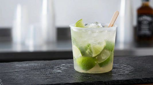 Copo Caipirinha PP 210ml com caipirinha e gelo — RAS Embalagens