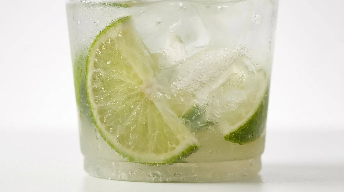 Detalhe Copo Caipirinha PP 210ml com ingredientes visíveis — RAS Embalagens