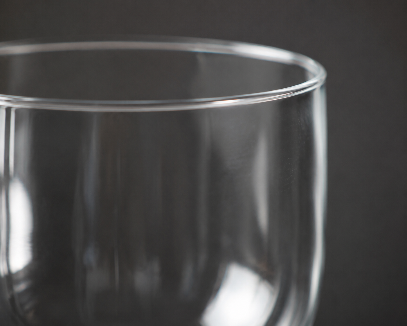 Pormenor da transparência do copo de gin em PS 580ml — RAS Embalagens